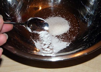 Сахар, соль, соду и оба вида муки насыпьте в миску и перемешайте. 